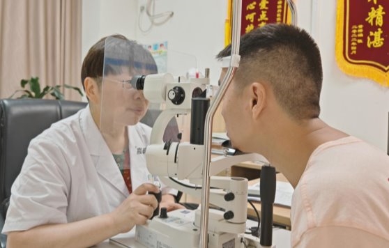 普瑞眼科崔敏博士为圆锥角膜患者验配巩膜镜，助其视力重获新生