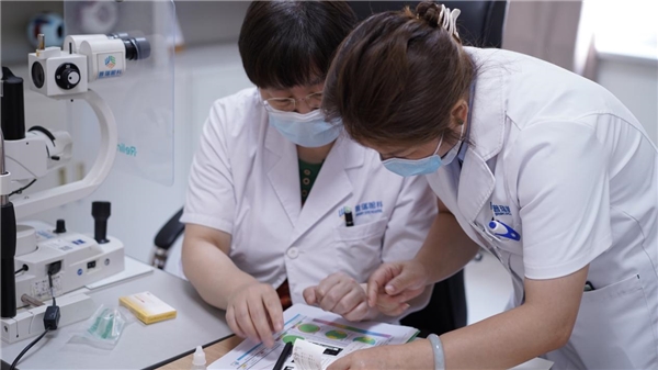 普瑞眼科崔敏博士为圆锥角膜患者验配巩膜镜，助其视力重获新生