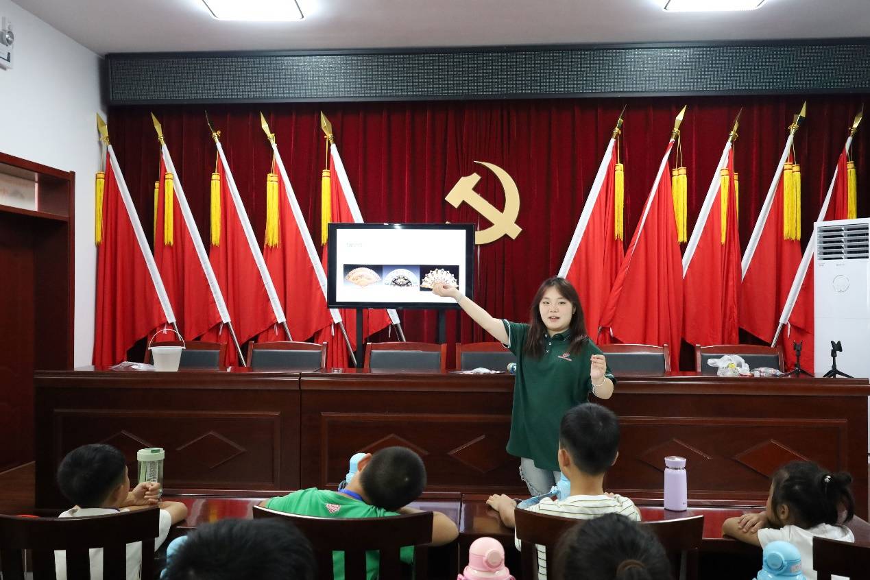 扇舞花绘启童才，美育融合展新貌