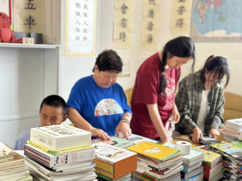 华北电力大学“乡”约盛夏实践队赴昆明市官渡区大街村金凤小学开展图书整理活动