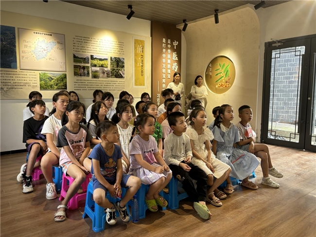 湖南中医药大学护理学院携手沅陵杜家坪乡 联合开展“云上中医”线下微课堂