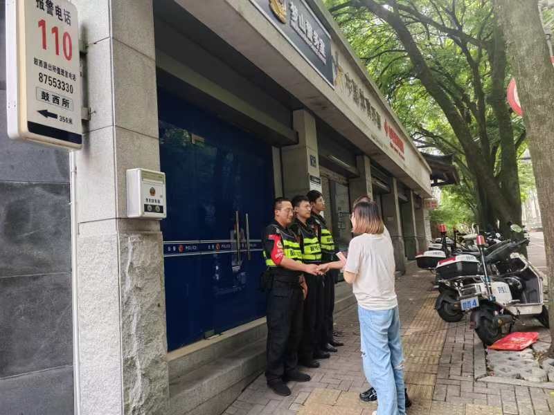 福建明扬保安队长潘杰英勇施救及时挽救女市民生命