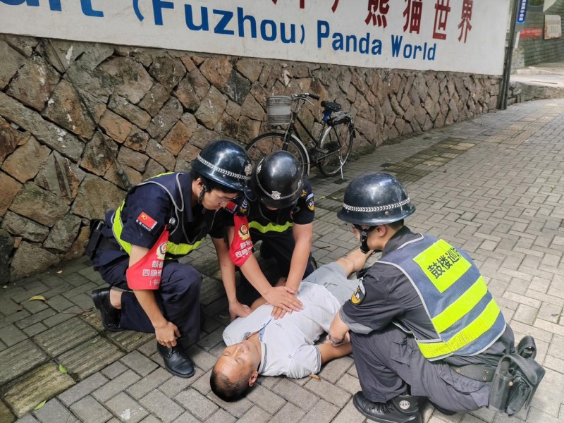 福建明扬保安队长潘杰英勇施救及时挽救女市民生命