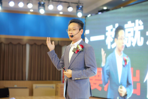 饮用水市场的颠覆者:秦梽尊与富锶集团的健康征程