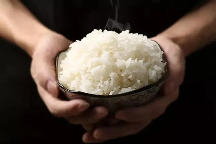 揭秘半天妖！两元大米背后的美味传奇，餐饮界的速度与激情！