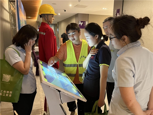 成都市龙泉驿区:深化工伤预防 为企业保驾护航