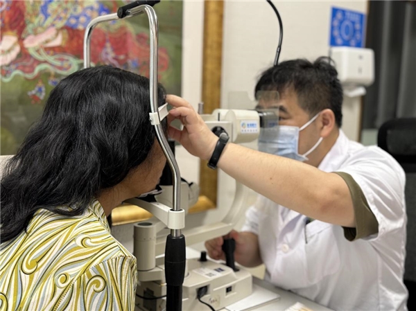 视力受损30余年！角膜白斑患者在普瑞眼科顺利接受角膜移植手术