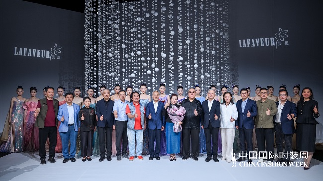 1726281142710971.jpg 以文化自信照见高定之美,「芸想之约」大秀在京绽放