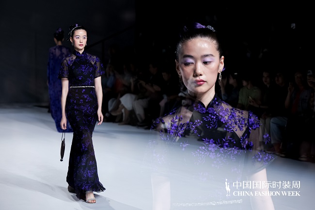 1726281152102011.jpg 以文化自信照见高定之美,「芸想之约」大秀在京绽放