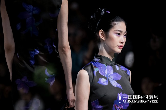 1726281157998294.jpg 以文化自信照见高定之美,「芸想之约」大秀在京绽放