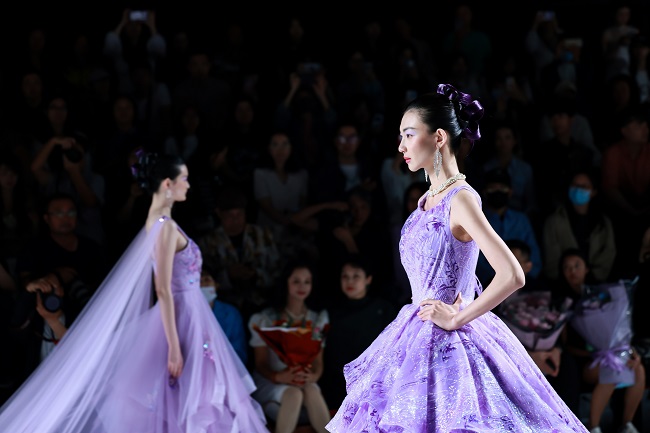 1726281171591385.jpg 以文化自信照见高定之美,「芸想之约」大秀在京绽放
