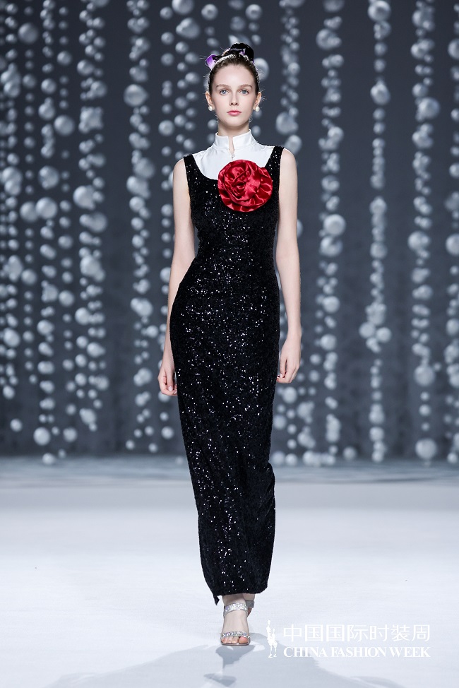 1726281176539102.jpg 以文化自信照见高定之美,「芸想之约」大秀在京绽放