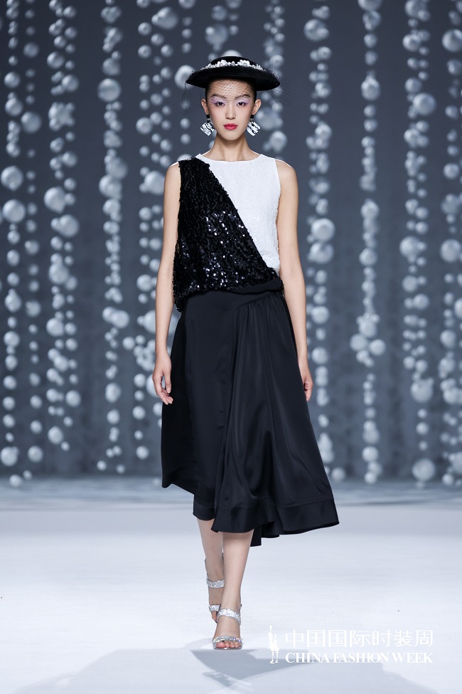 1726281181886841.jpg 以文化自信照见高定之美,「芸想之约」大秀在京绽放