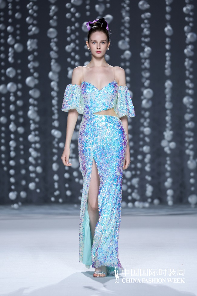 1726281197427176.jpg 以文化自信照见高定之美,「芸想之约」大秀在京绽放