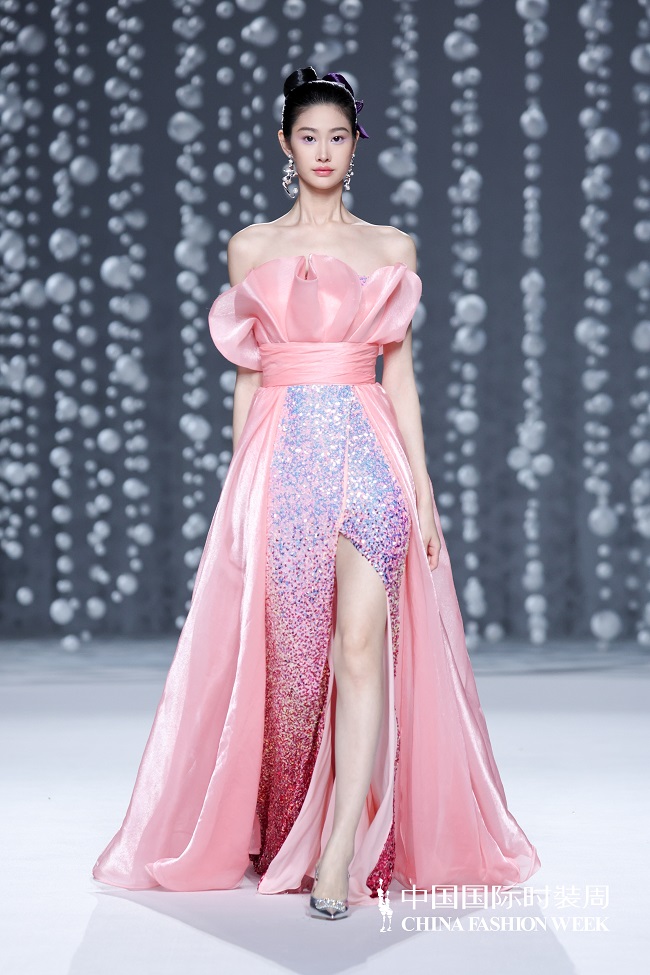 1726281203757531.jpg 以文化自信照见高定之美,「芸想之约」大秀在京绽放