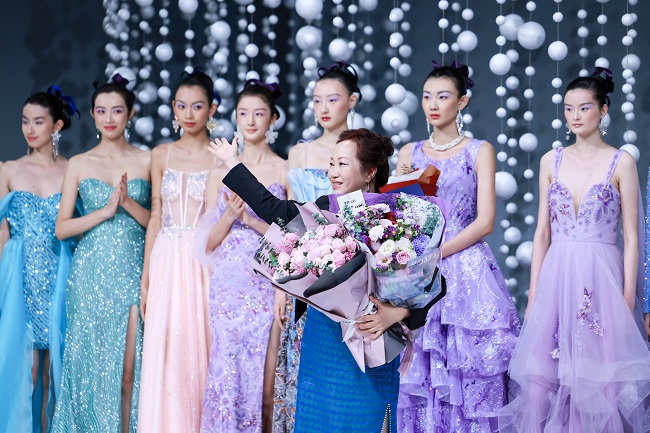 1726281223533637.jpg 以文化自信照见高定之美,「芸想之约」大秀在京绽放