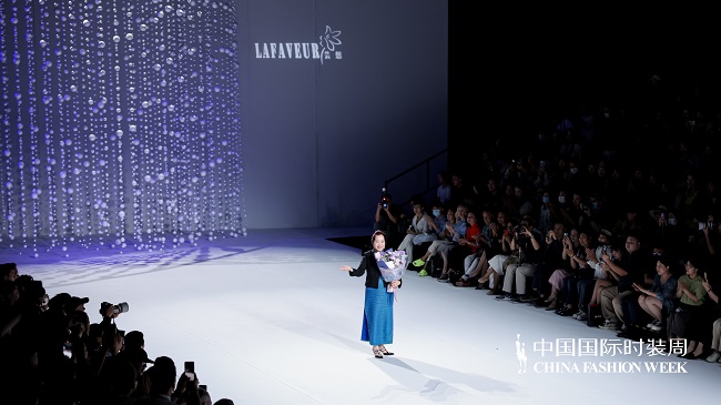 1726281228130020.jpg 以文化自信照见高定之美,「芸想之约」大秀在京绽放