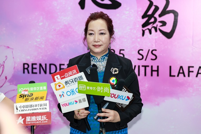 1726281232117110.jpg 以文化自信照见高定之美,「芸想之约」大秀在京绽放