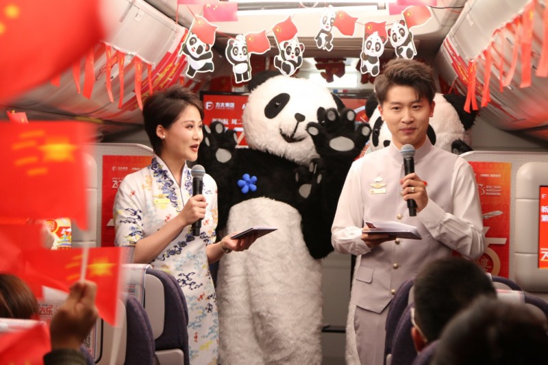 “我爱你!中国!”新海航“飞飞乐”现金抽奖搬进飞机客舱 用歌声告白我的祖国
