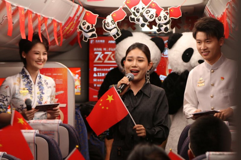 “我爱你!中国!”新海航“飞飞乐”现金抽奖搬进飞机客舱 用歌声告白我的祖国