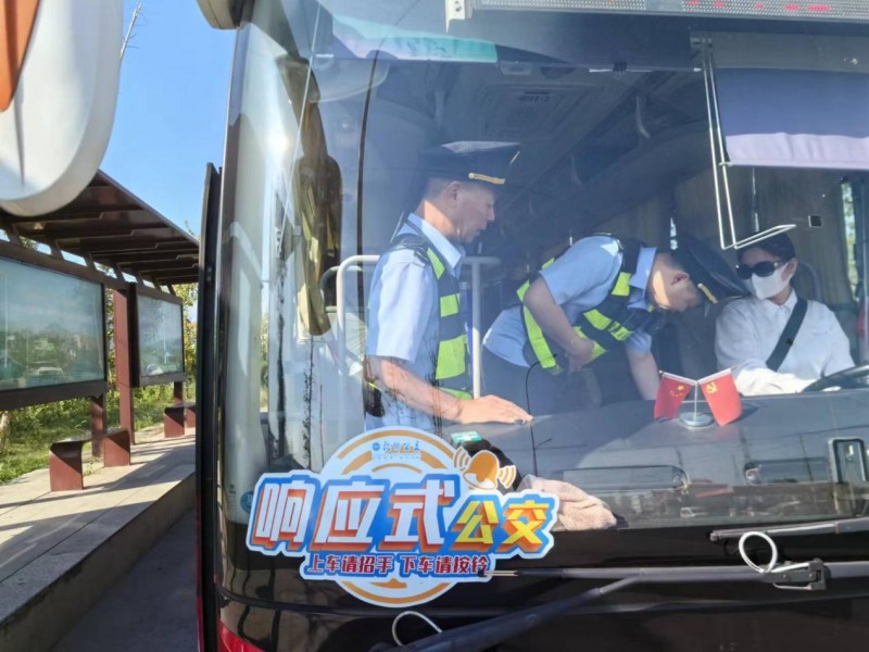 国庆我在岗 为群众出行护航 “不打烊”