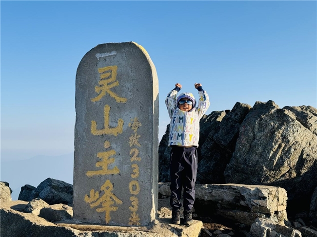 北京一年级男孩攀登最高峰，献礼祖国国庆