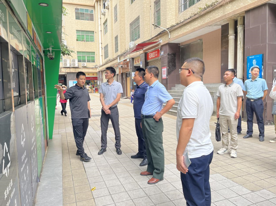 贵州惠水县羨塘镇调研组在彩虹街道西华苑小区开展垃圾分类调研工作