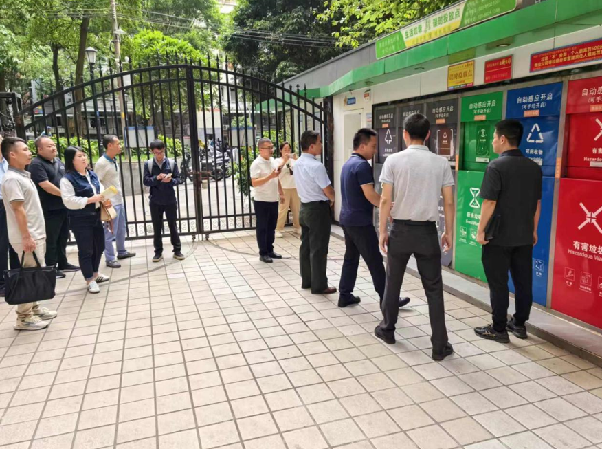 贵州惠水县羨塘镇调研组在彩虹街道西华苑小区开展垃圾分类调研工作