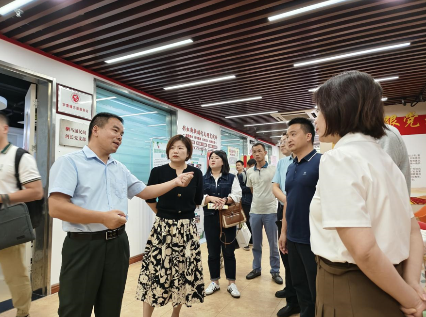 贵州惠水县羨塘镇调研组在彩虹街道西华苑小区开展垃圾分类调研工作