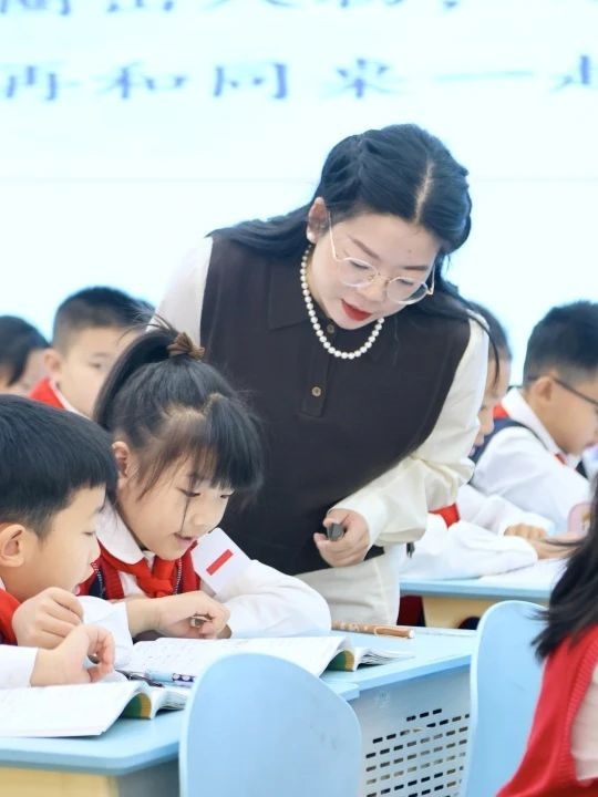 “跨”学科之界，研诗文之美
