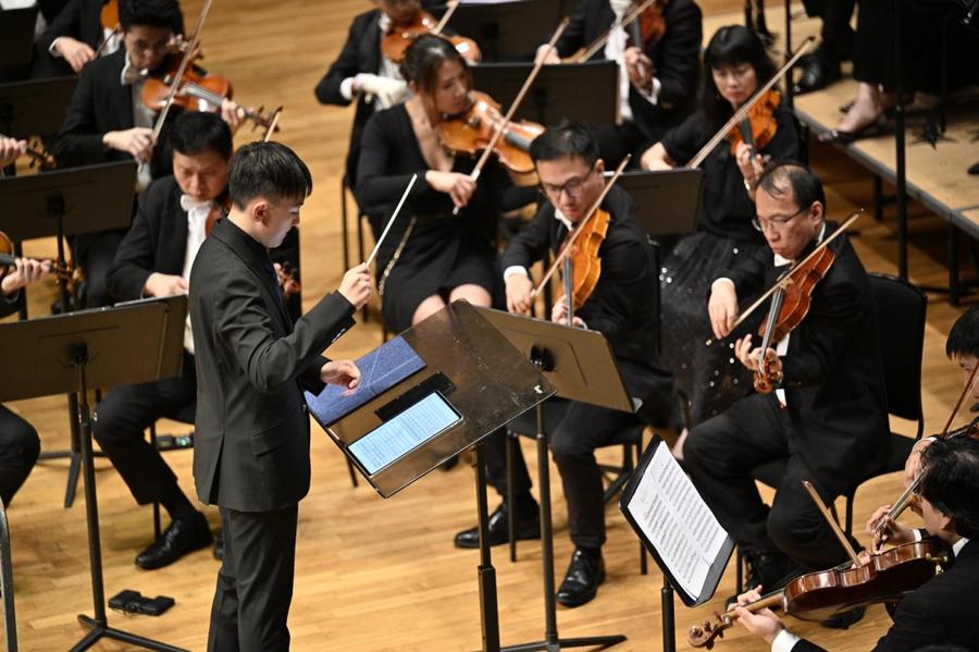少年指挥廖偲楷执棒湾区爱乐香港乐团，为新中国成立75周年华诞献礼！