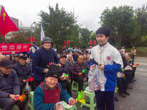 成都航天中学开展“携手敬老爱老，践行劳动美德”公益劳动实践暨重阳敬老联合活动