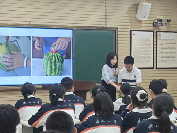 乐山一中：潜心教研，学思同行
