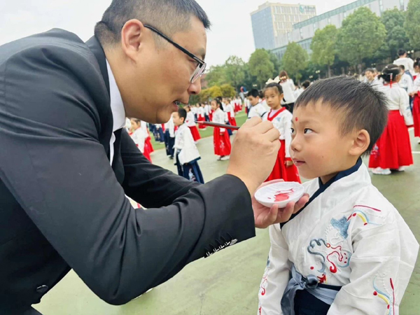 成医附小举行一年级开笔礼仪式