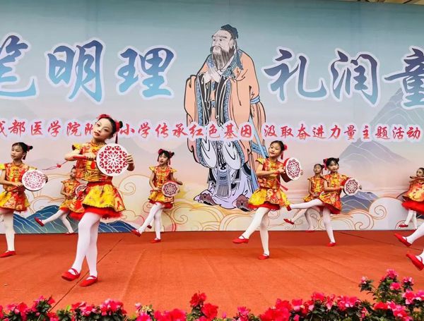 成医附小举行一年级开笔礼仪式