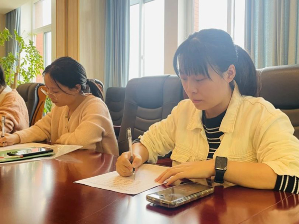 成医附小举行一年级班主任教研活动