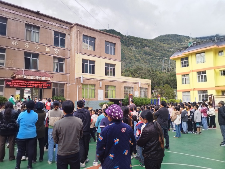 2024年度熊猫奖学金及“熊猫森林”家庭生态公益金发放仪式在石棉县举行