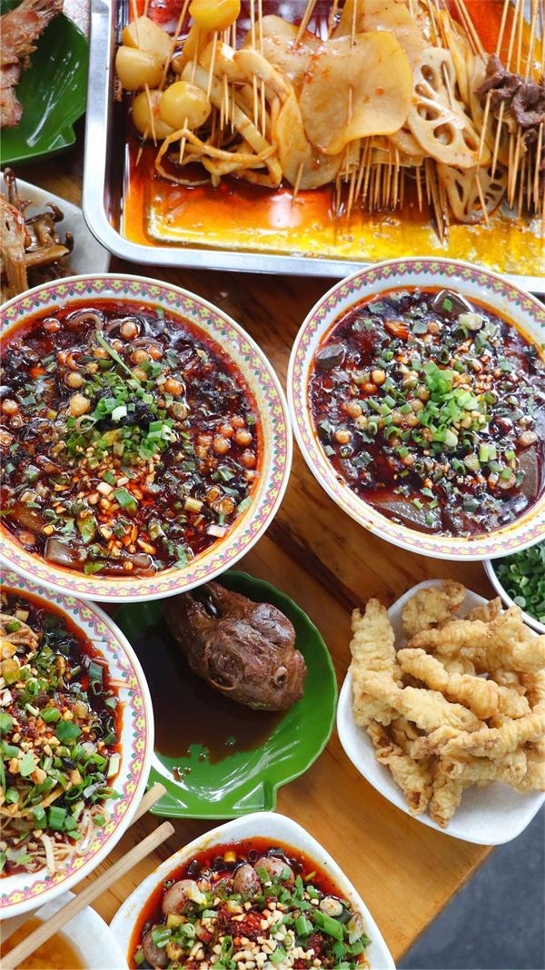 云记卢妈：成都必撸冷锅串串，味道太巴适了！