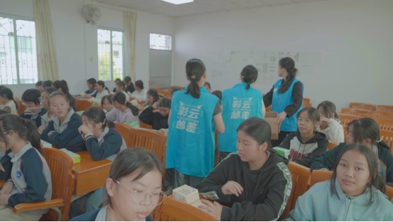 状元桥上彩云来:“微笑云朵”为客家女孩聚光成虹
