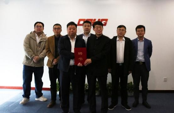 中国海外控股集团举行首席经济顾问聘书颁发仪式