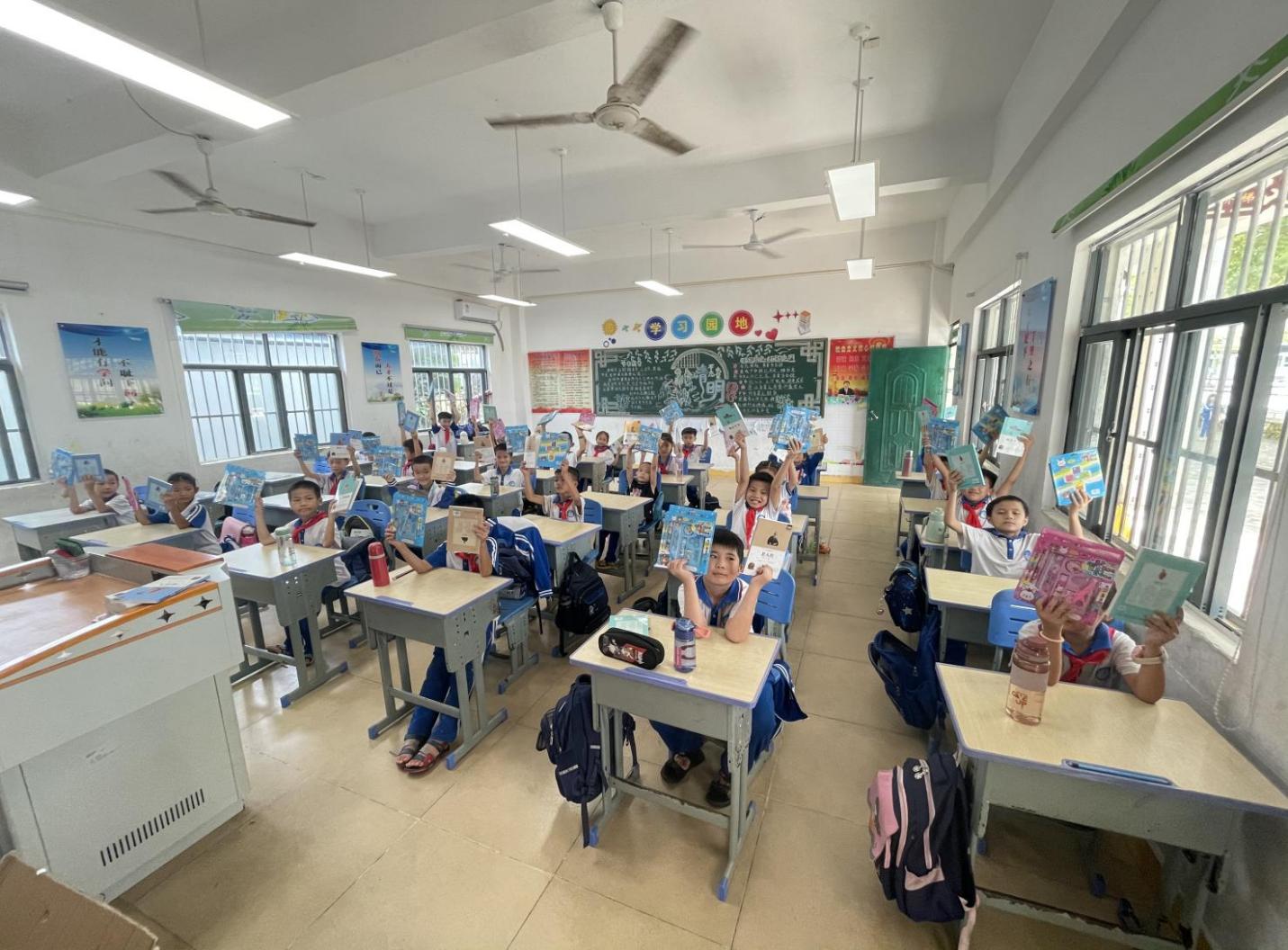 “童心关爱，共沐书香”公益主题活动圆满结束
