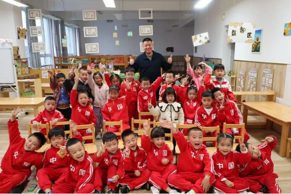 军人爸爸进课堂 红色教育润童心