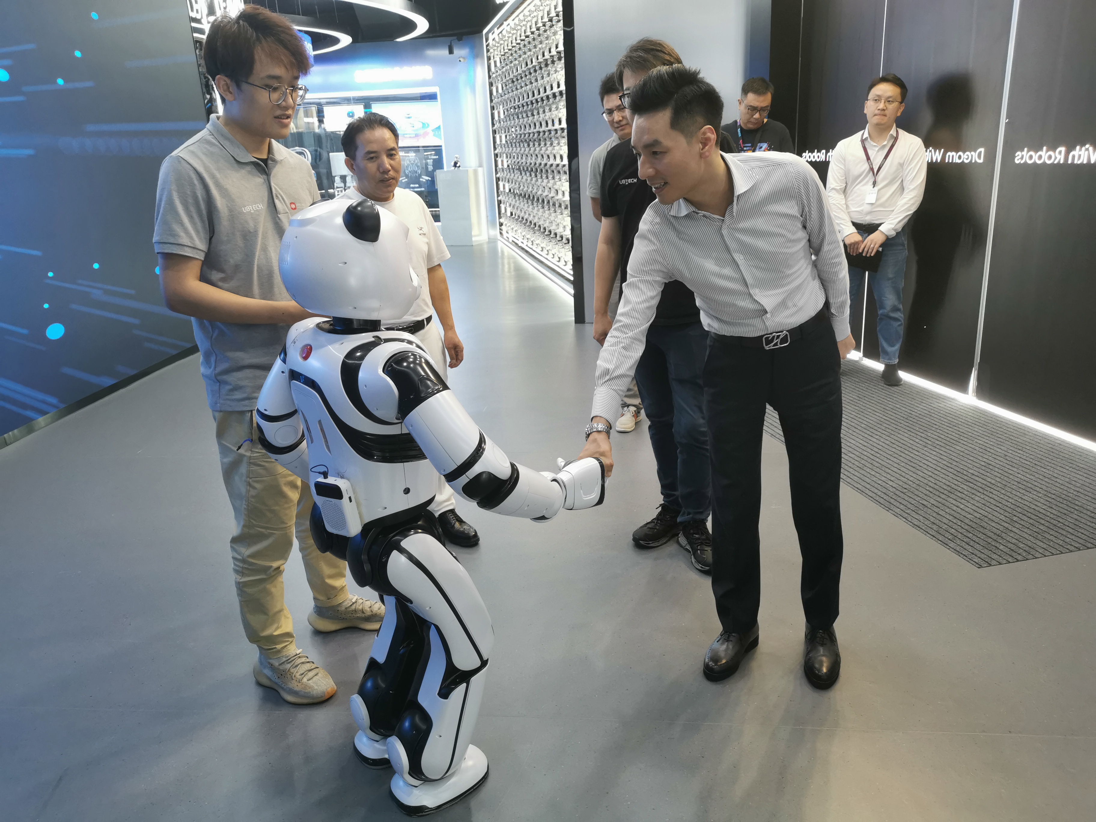 https://img2.danews.cc/upload/images/20241116/b4848277a8c1b552e03d285ac3bbf6b0.jpg 独家!著名投资人张家豪解读人工智能:应用场景、盈利创新与光明未来
