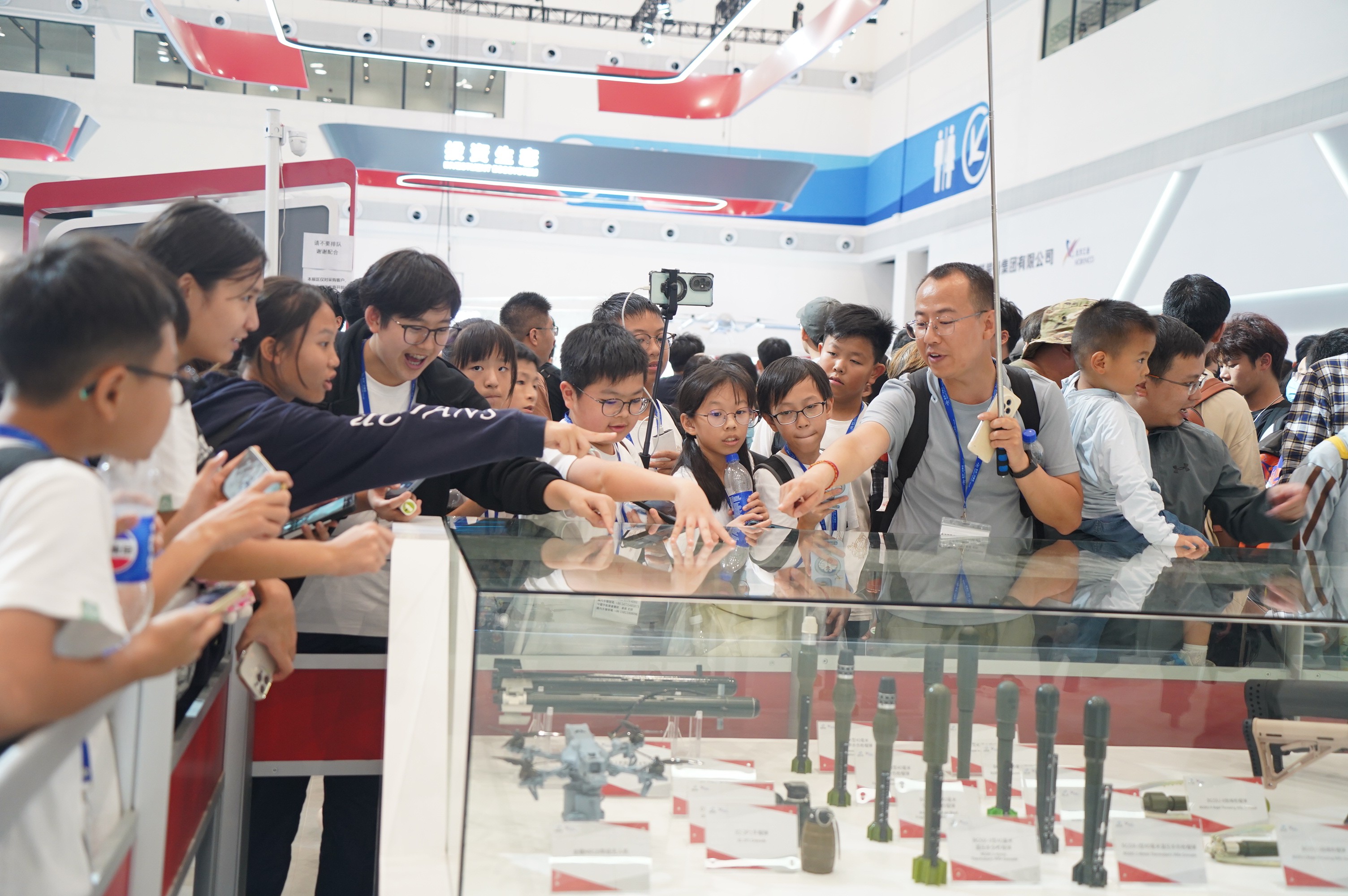 微信图片_20241115173222.jpg 丽新集团携中国宇航学会邀香港青少年赴珠研学 启航天探索之旅