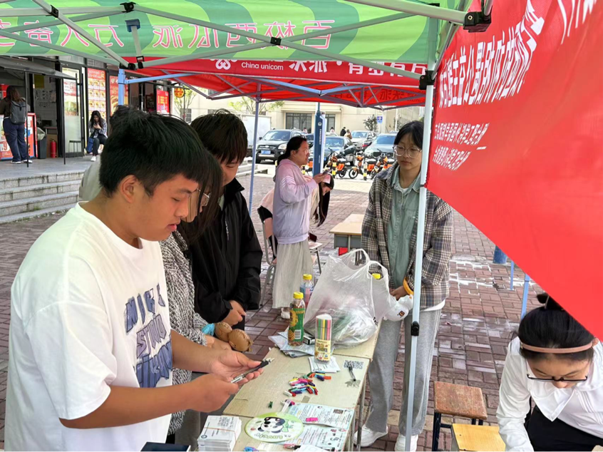 锦旗飘扬，爱满校园——我与校园初相遇公益主题活动