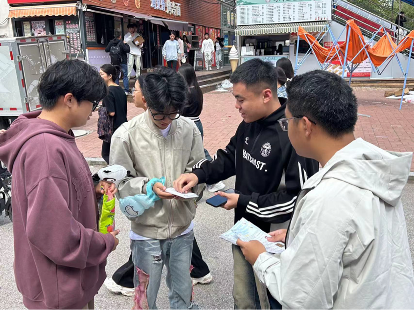 锦旗飘扬，爱满校园——我与校园初相遇公益主题活动