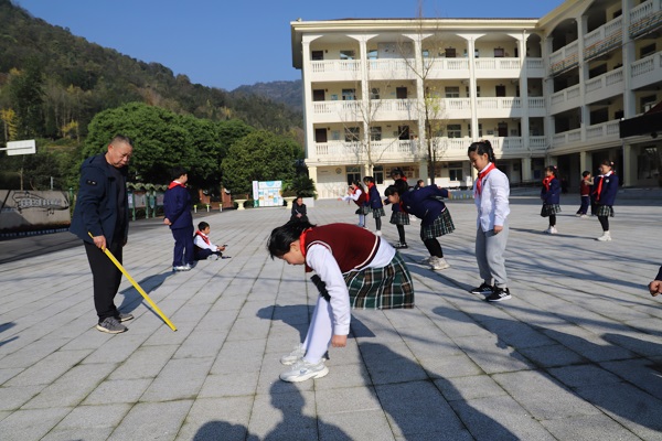 彭州市白鹿小学举行第十六届冬季综合运动会