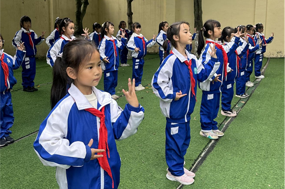 多彩社团展风采，五育并举促成长