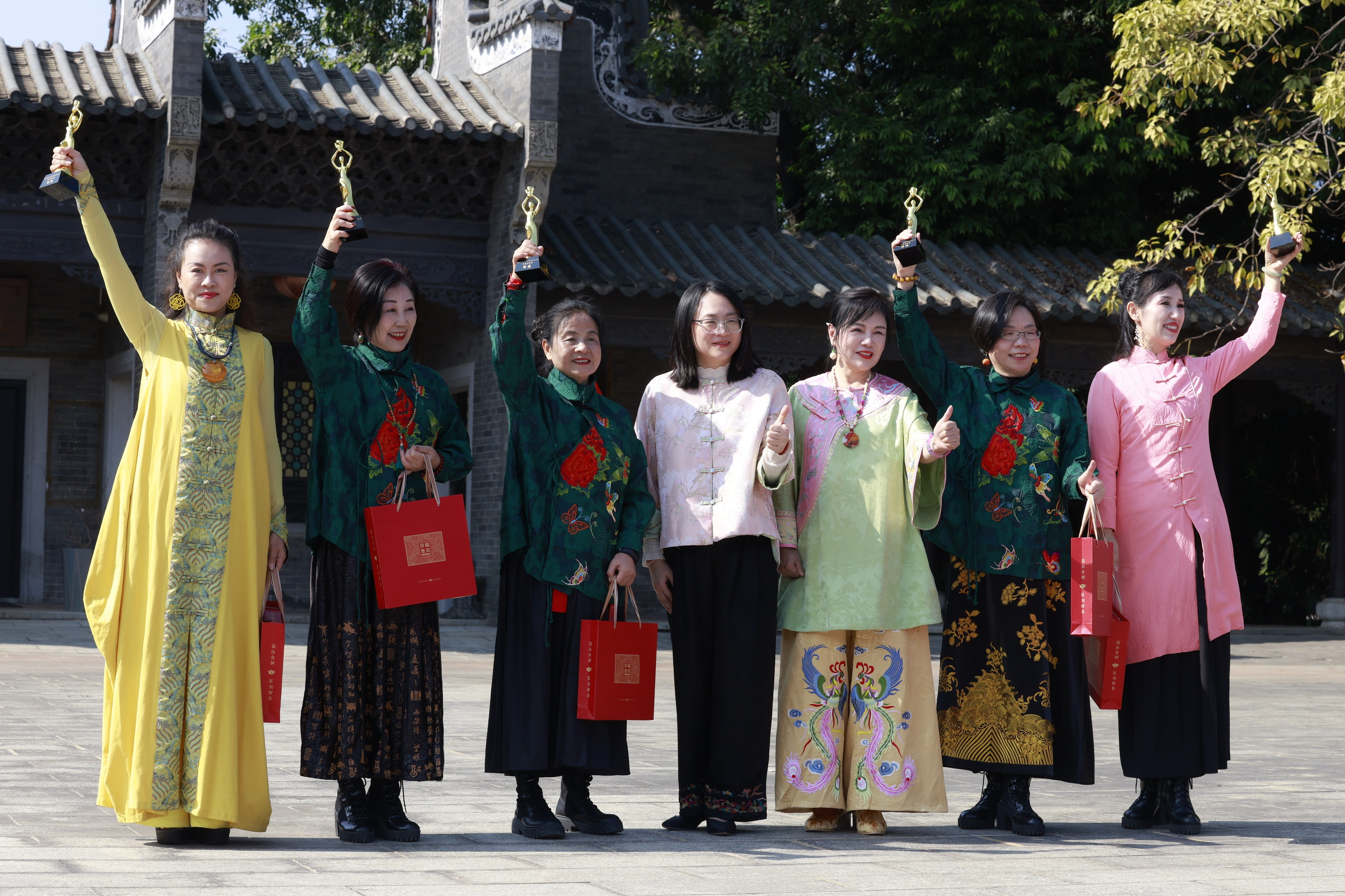 “魅力湾区，盛世风采” 一一庆祝春节申遗成功粤港澳民族服饰文化艺术节在东莞盛大举行