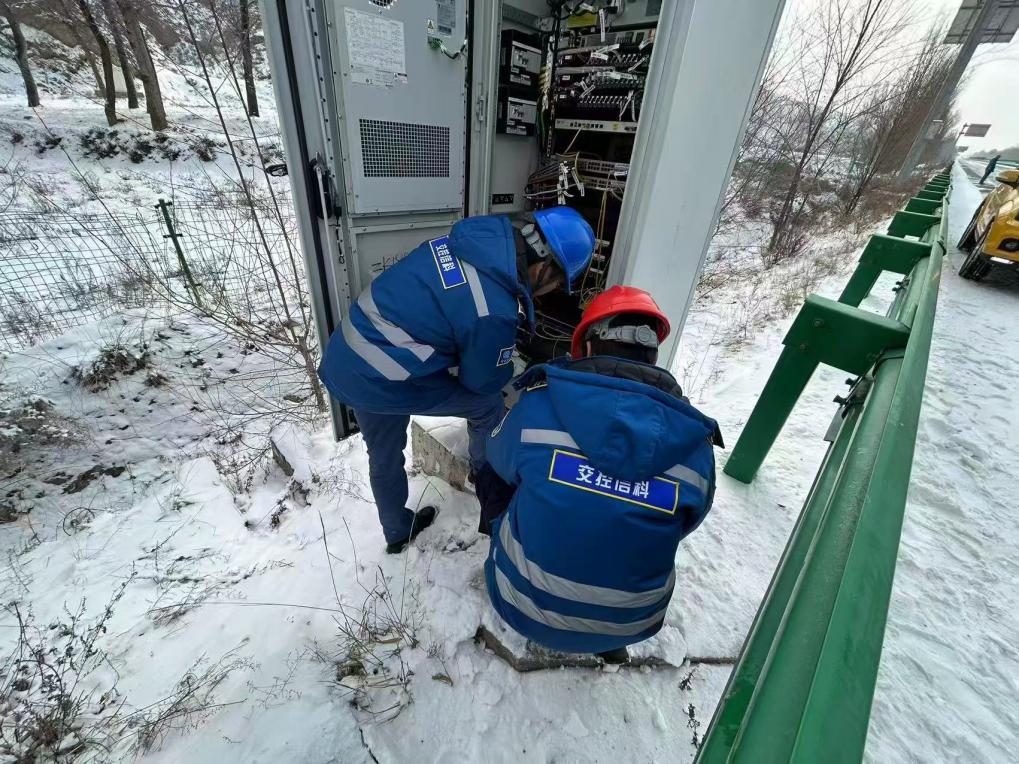青海高速各部门全力应对降雪保畅通